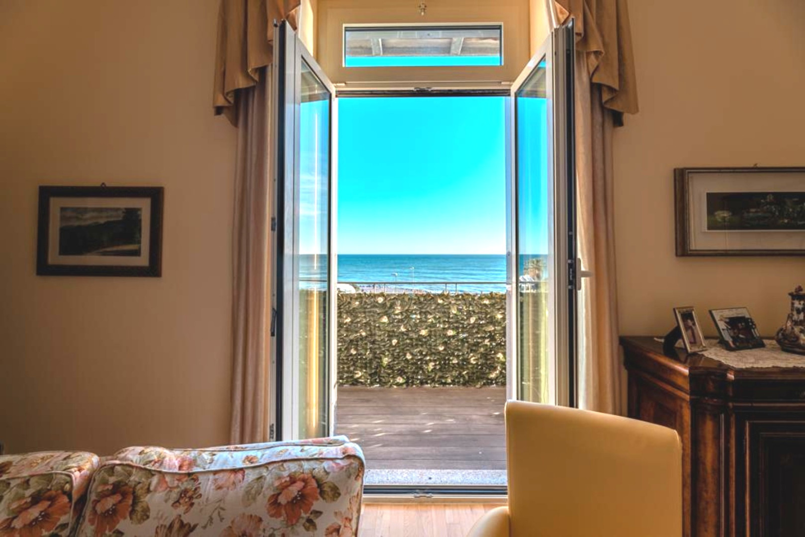 UNA CASA DA RIVISTA, UNA VISTA DA CARTOLINA